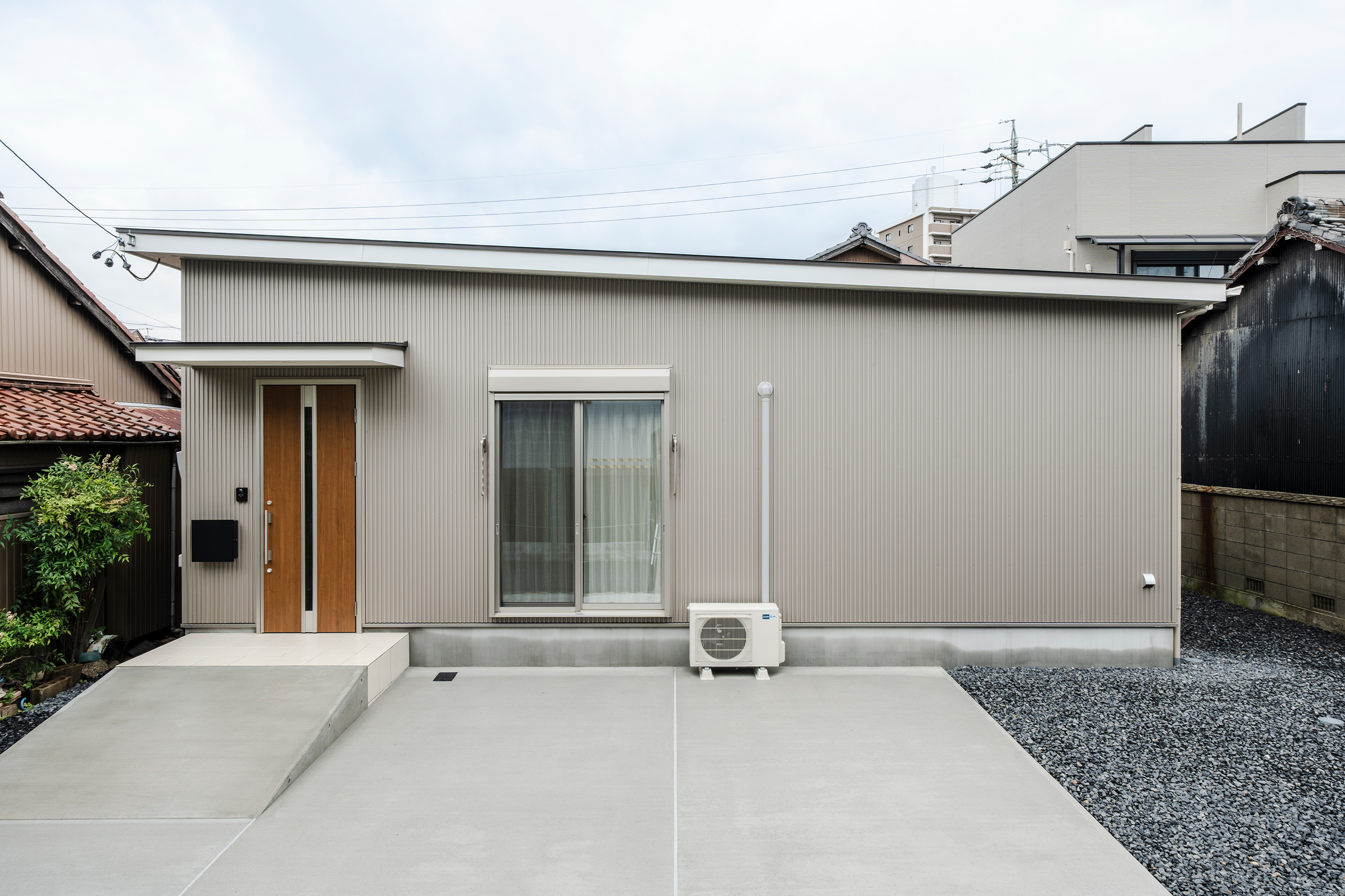 淡いトーンでまとめた、ナチュラルな平屋住宅 アイキャッチ画像