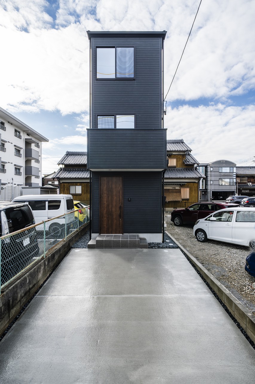 シンプルで落ち着いた3階建て住宅 画像