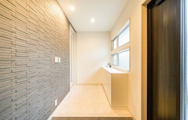 大きな窓で明るい玄関