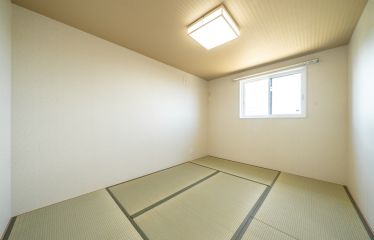 和室でゆったりとくつろぐ
