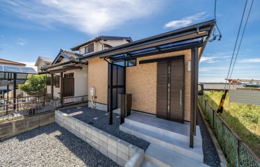 こだわりの玄関引戸と宅配ボックス