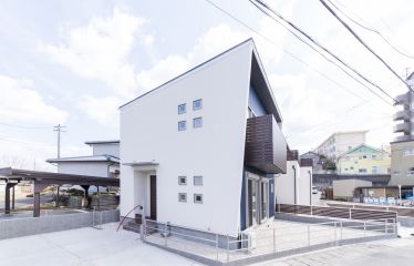 斜めにカットした外壁