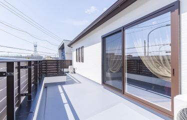 広々バルコニーで布団も楽々干せます