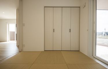 和室でゆったりとくつろぎながら