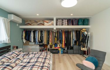 壁一面使った奥様専用クローゼット