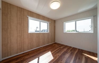 2階は床色を変え落ち着いた印象に