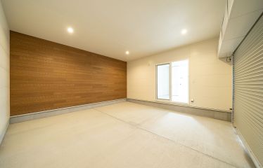 アクセントで木目調に