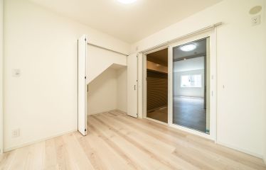 ガレージへつながる洋室