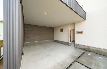 ガレージにはこだわりのガルバの外壁を