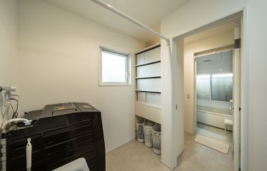 ランドリールームと脱衣室が繋がる収納