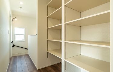階段からの通路に可動棚を。本や雑貨を置いて廊下も楽しめる空間に。