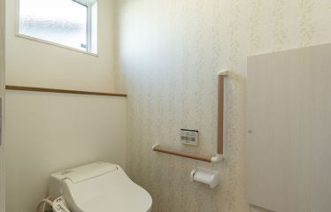 壁に埋め込んだ収納で見た目も足回りもスッキリ