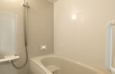 オフホワイトを基調に清潔感あふれるバスルーム