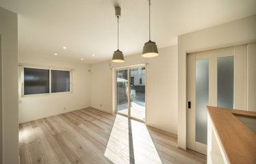 キッチンクロスと統一させたカラーリングがおしゃれな照明
