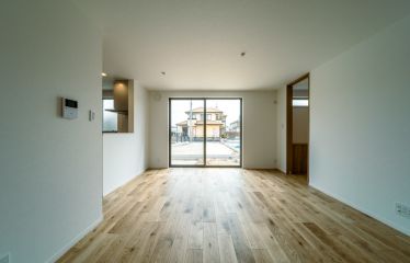 大きな窓からはたっぷりと自然光が差し込みます