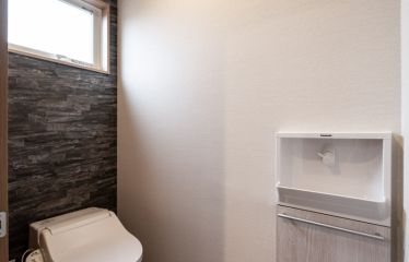 ホテルライクな床材を使用したトイレ