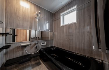 1階とは対照的なブラックでクールな浴槽