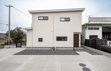 シンプルで清潔感のあるホワイトの外壁