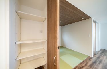 リビングの収納には散らかりがちな書類やおもちゃを