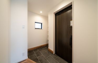 玄関の奥には広々とした土間収納