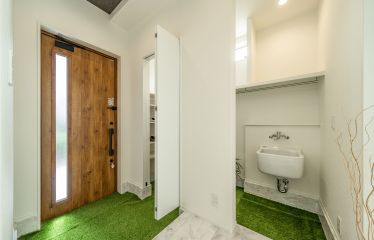 玄関には収納たっぷりのシューズクロークと、外で汚れたものを洗えるような洗面水栓を設置。