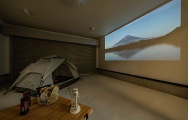 休日はガレージのシャッターを閉めて、仲間を呼んで上映会！