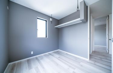 シンプルで落ち着く洋室