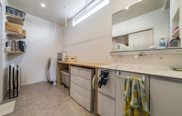 ひろびろとした洗面所には奥様の作業スペースも確保