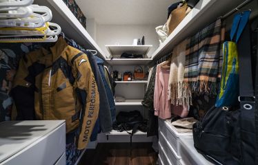 大容量のファミリークローゼットはボタニカル柄のアクセントクロスがオシャレ