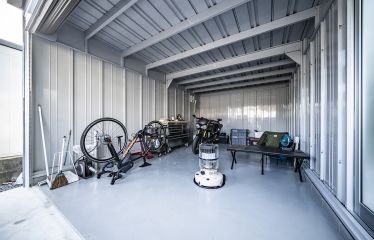 ご主人待望のガレージはバイクのメンテナンスに打ち込める十分な広さ