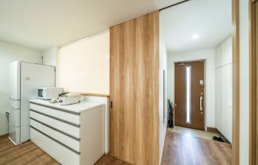スクリーンと引き戸を閉めればキッチン裏のスペースが個室に早変わり！
