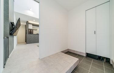 家族みんなが並んで靴を履くことができる、ゆとりのある玄関。収納も完備でスッキリ。