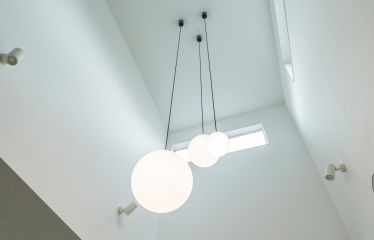 奥様こだわりの照明が映える吹き抜けは、明るく解放感もたっぷり。