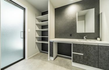 洗面扉はキッチンと同じヴィンテージメタル柄。他の部屋とのリンクを持たせることで家全体の統一感もUP。
