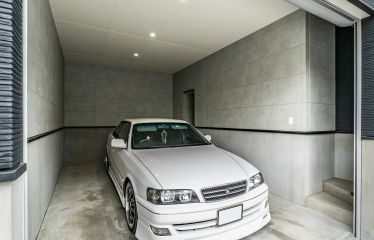 ご主人様待望のガレージは洗車もできる十分な広さ。収納付きでカーグッズもすっきり。ガレージから玄関に直接アクセス可能！