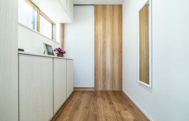 白を基調とした、すっきりと明るい玄関がお出迎え。