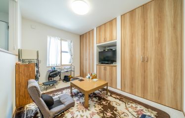 ご主人様の仕事部屋は来客時は客間にも。全面収納を設置して、物の出し入れもらくらく。