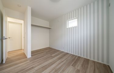 ストライプのアクセントクロスは爽やかで、どんなインテリアにも合わせやすい。