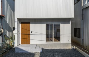 ガルバリウム製のホワイトの外観が目を惹くオシャレな外観。