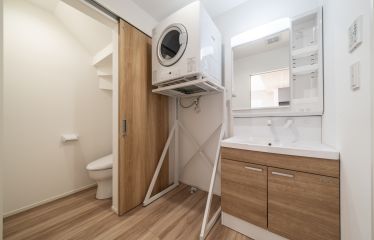 洗面台の扉も床や建具と同色の木目調で揃えて、家全体の統一感を。
