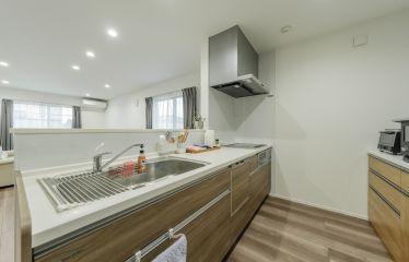 木目調のキッチンで、優しさと温かみのある空間に。お部屋全体を見渡しながら、心地よくお料理が捗ります。