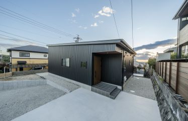 ブラックを基調にキャラメルチークのドアが映える、洗練されたデザインが特徴のスタイリッシュな平屋住宅。