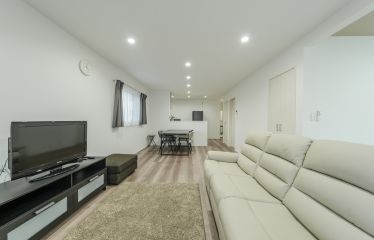 長方形のすっきりとしたリビングをメインに、寝室や洗面室などへスムーズにアクセスできる、平屋ならではの機能的で魅力的な空間。