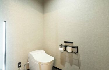 広々としたトイレは、リビングの明るい雰囲気とは対照的に、ブラックの床と天井でシックにまとめられています。お施主様支給のライトが空間にぴったりとマッチ。