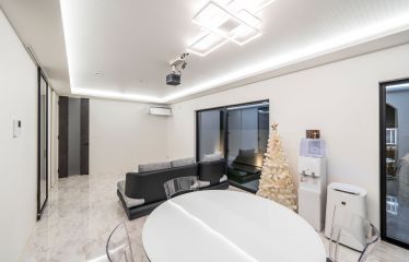 ホテルライクなダイニングには、四方に配置された間接照明と、お施主様がこだわったライトが美しく映えています。