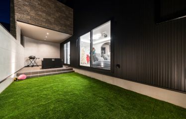 ご家族念願のテラスは、プライベートな空間をしっかり確保。お子さまにも安心して遊んでもらうことができます。屋根のあるスペースを設け、夜でもくつろげるように照明も完備。