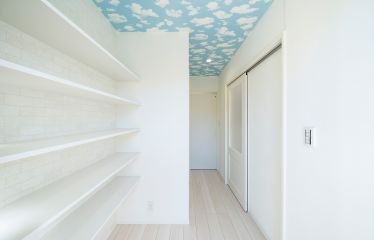 青空を映した天井は、訪れる人をいつでも明るい気分にさせてくれます。 壁全面を使ったオープンクロークを設置し、抜群の収納力を実現。