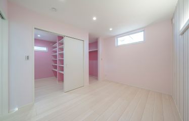 主寝室からウォークインクローゼットと、ご夫婦それぞれのプライベートルームにもアクセス可能。