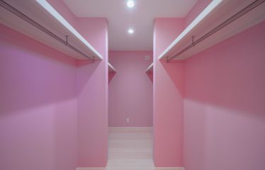 約3帖の大容量ウォークインクローゼットは、大好きなピンクを全面に使い、個性的で華やかな空間に。