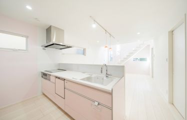 ピンク×ホワイトでまとめた優しい雰囲気のリビング。吹き抜けとオープン階段で、空間が一層ひろびろと感じられます。